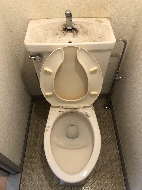 トイレ清掃前